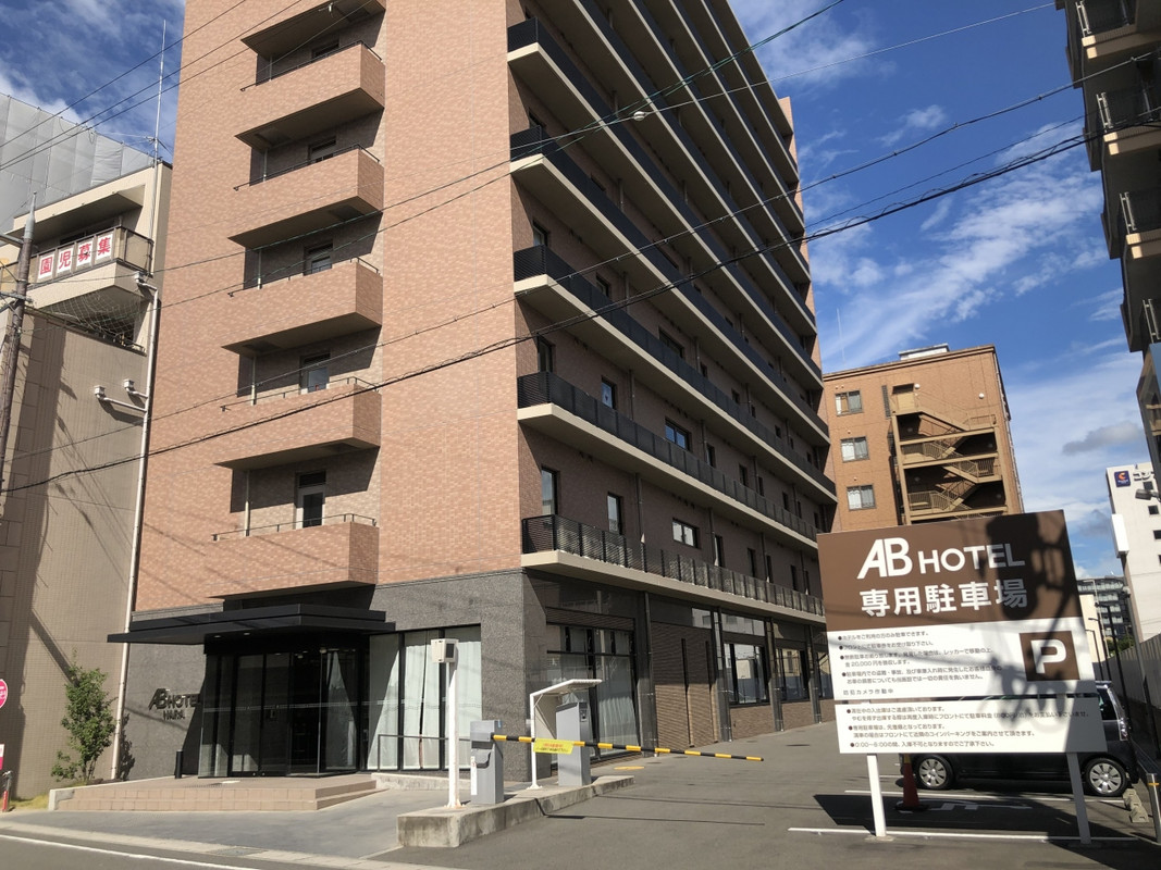 窓から電車が見えます