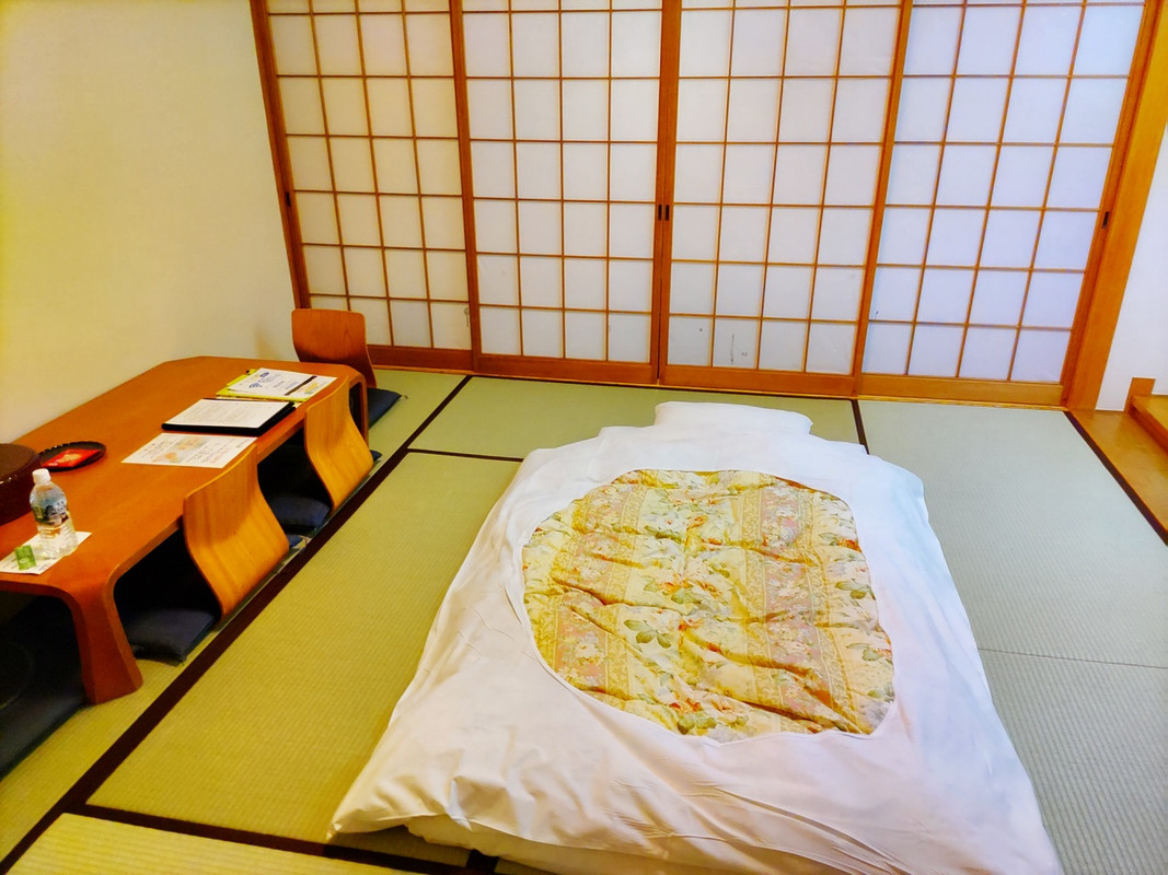 部屋はこんな感じ。8畳タイプの場合、2人だと狭くてキツイかも