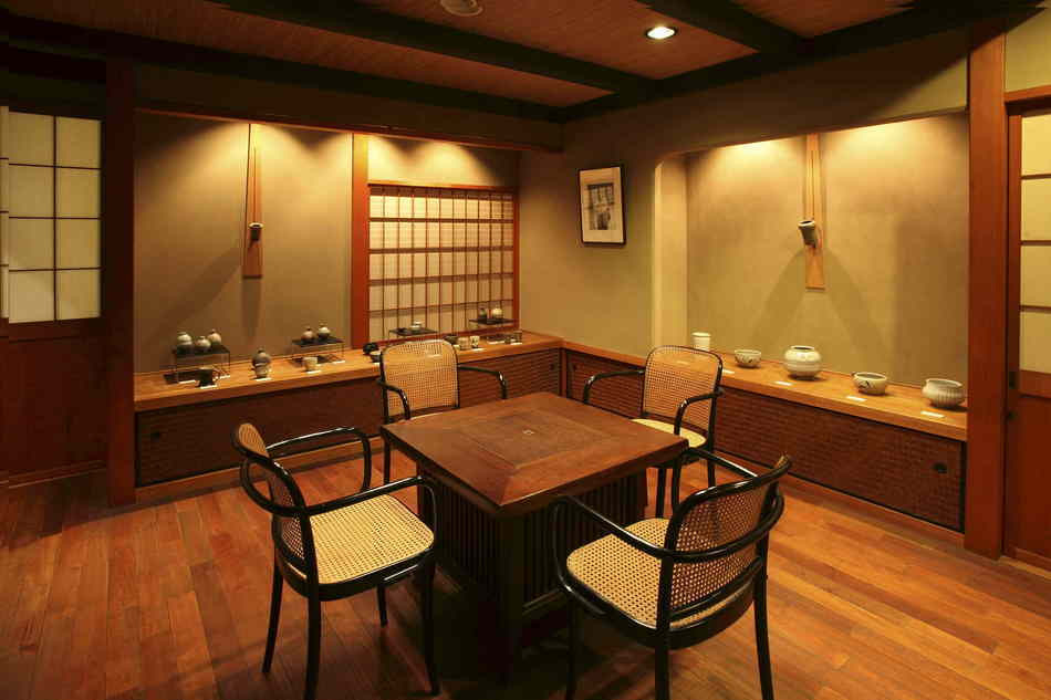 館内のギャラリーを巡るステイ3392813