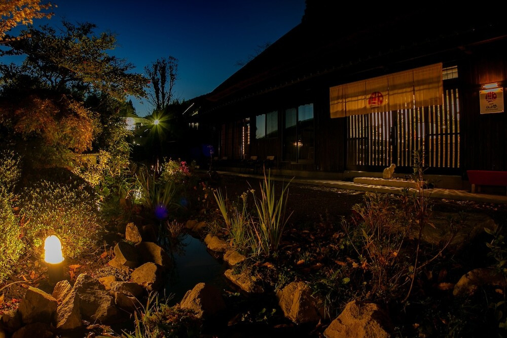 施設の正面 (日没後)