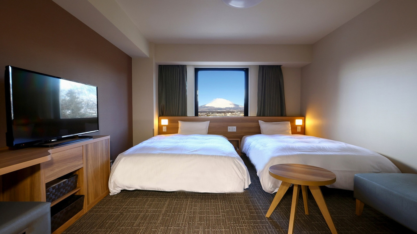 御殿場のホテルから観た夕方の富士山シルエット