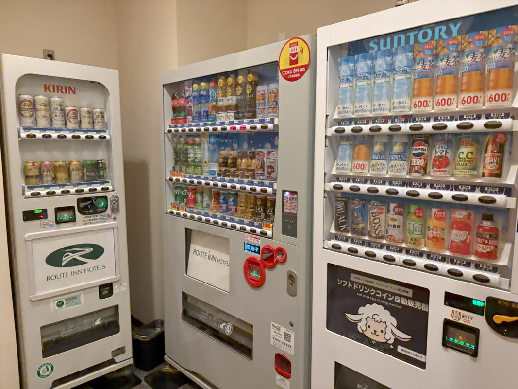 1階の自販機、向かいに電子レンジがあって割り箸もあって助かる