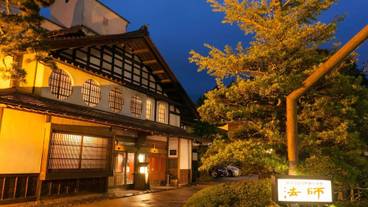 施設の正面 (日没後) / 2