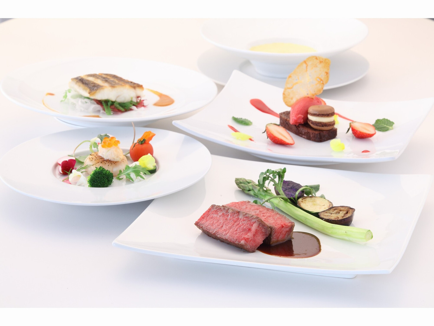 北欧の山小屋のような雰囲気の中で暖炉を囲んで過ごす4288387