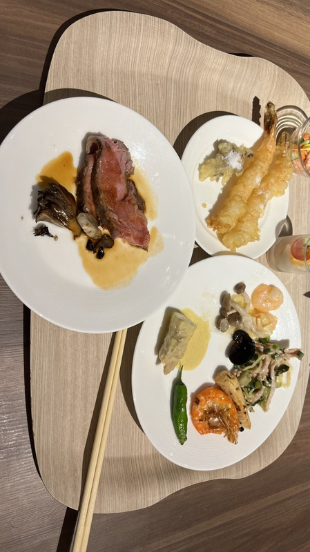 夕食ビュッフェ。新潟らしさをはそれほど感じませんでした。