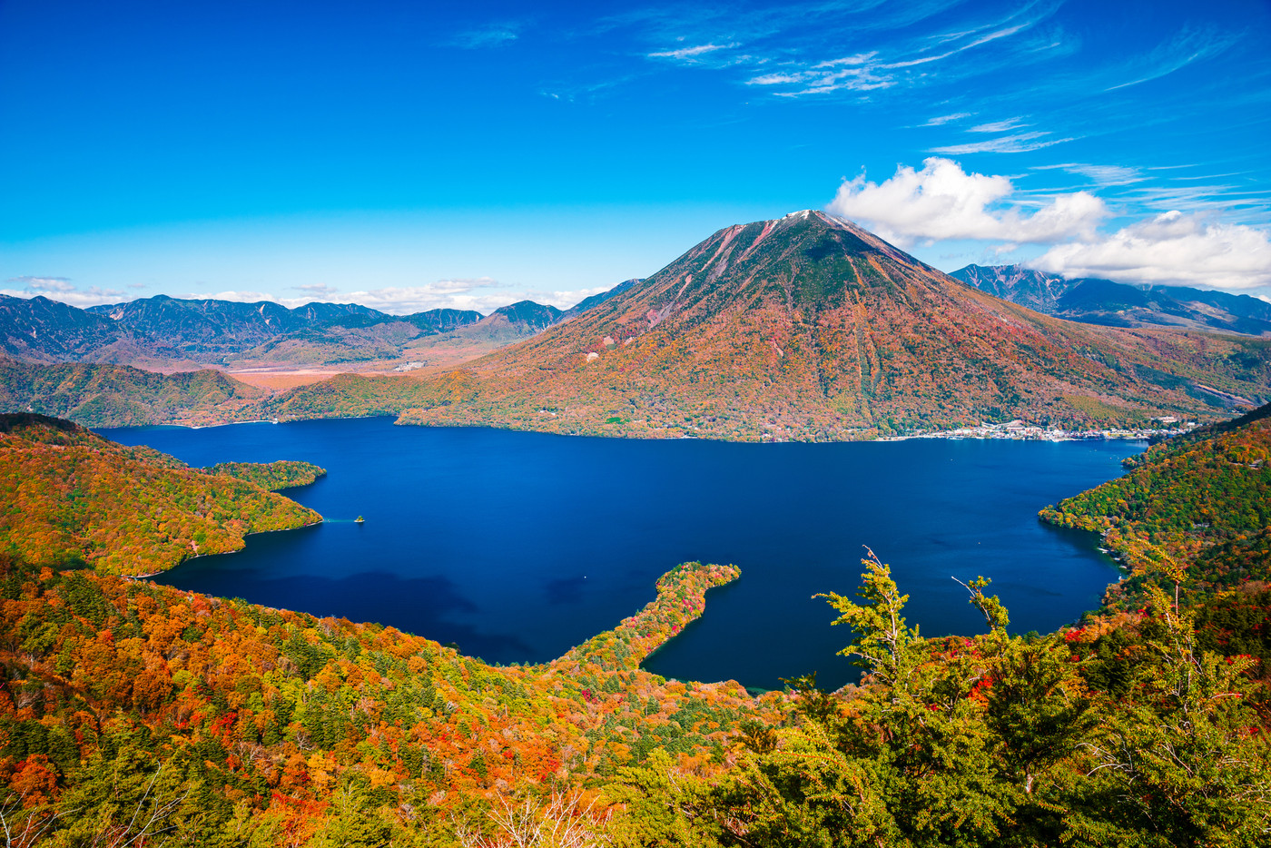 秋の日光・半月山展望台からの景色・中禅寺湖と男体山と八丁出島【栃木県】