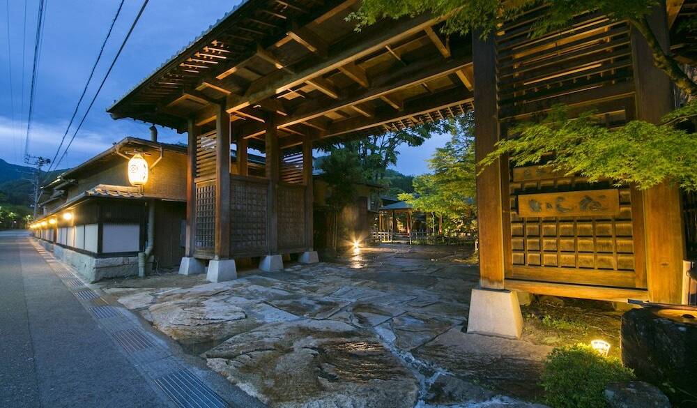 純日本建築の入り口門 / 1