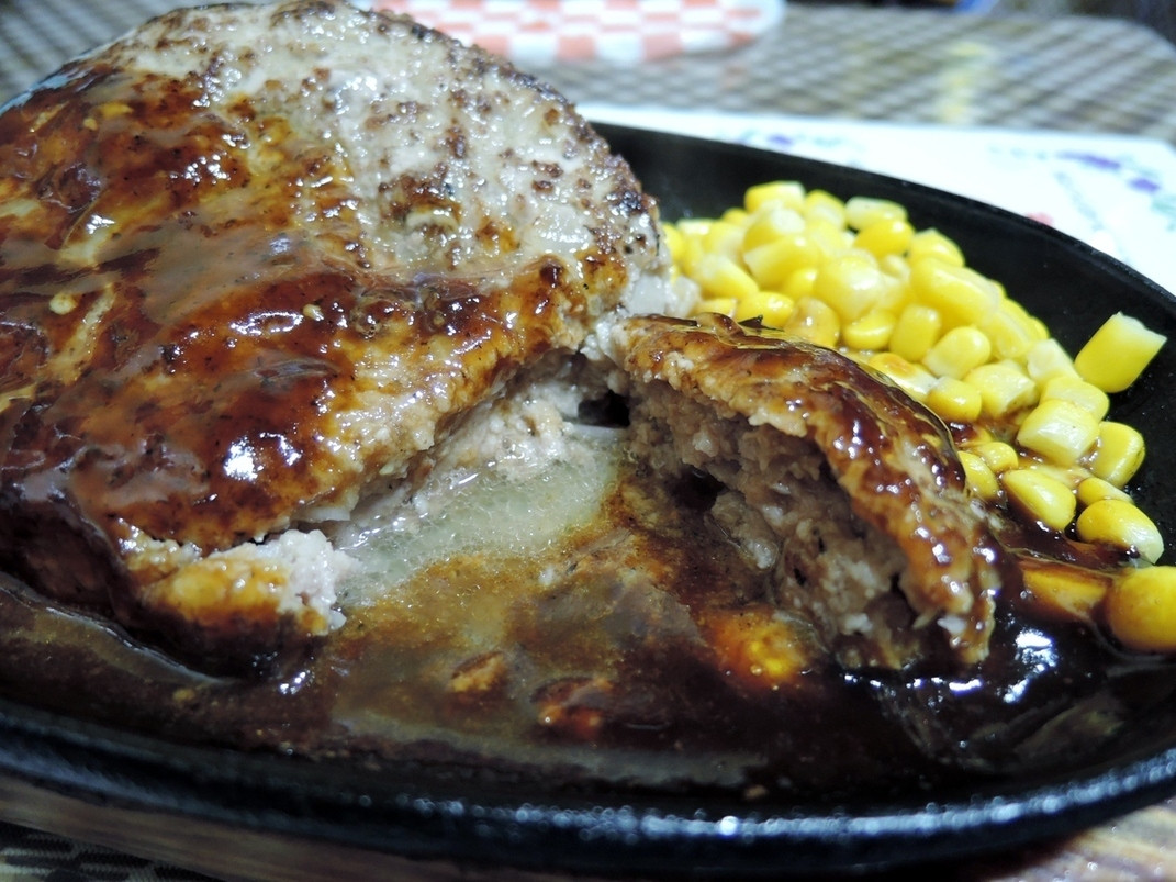 「三浦のハンバーグ」料理 19932 くぱぁ～　肉汁スゴイです。