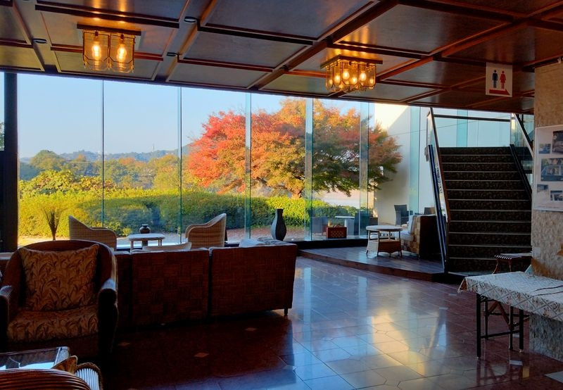 ロビーから入鹿池方面