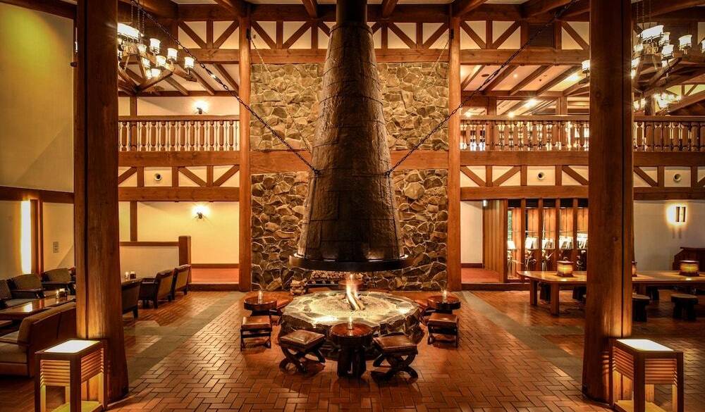 ロビーラウンジの暖炉 / 1