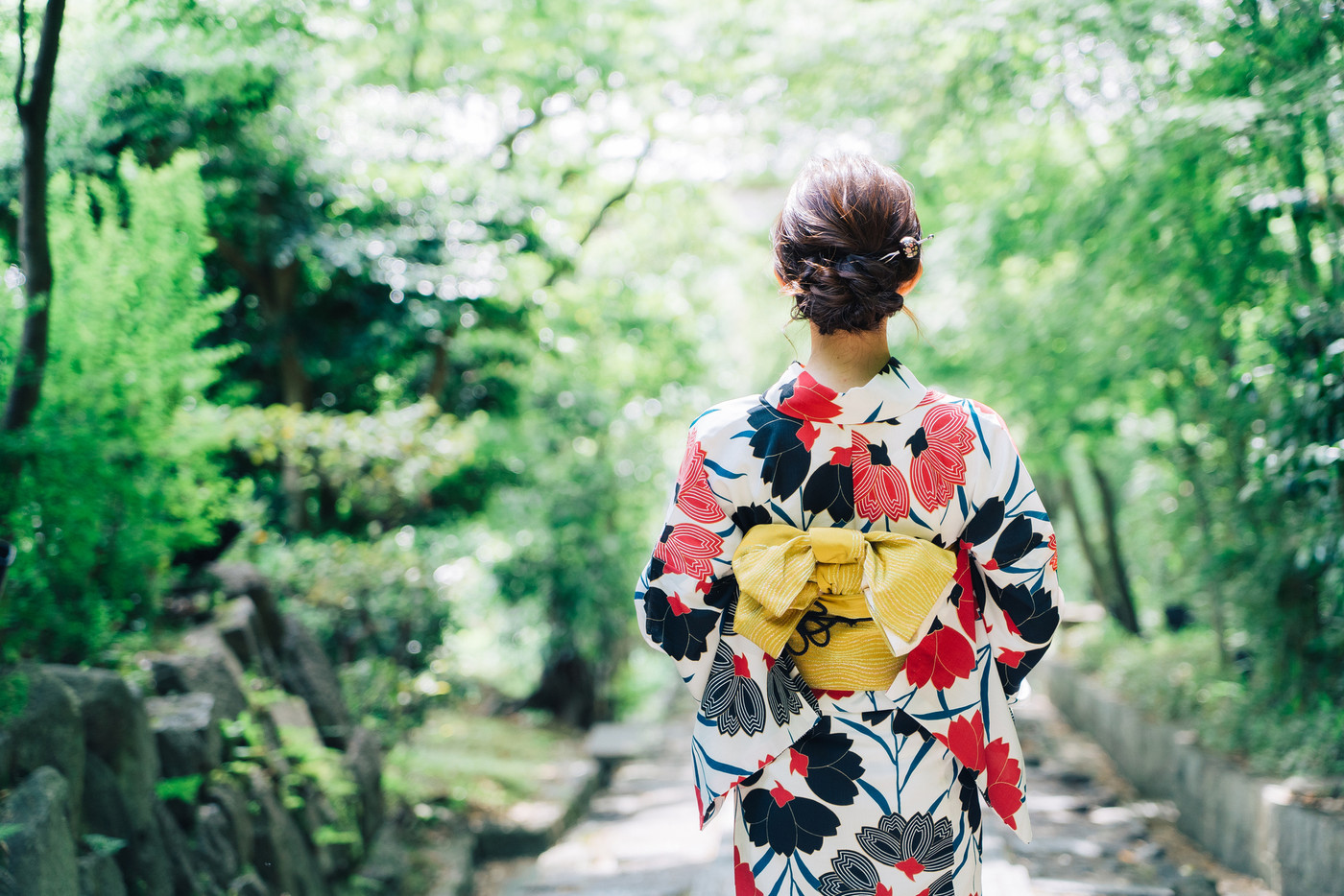 浴衣の女性の後ろ姿