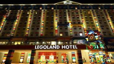 施設の正面 (日没後) / 3