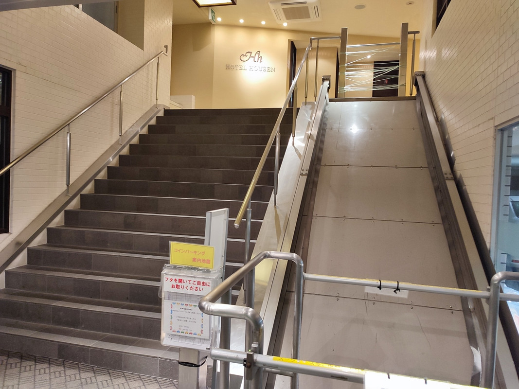 階段を登って、2階がフロント