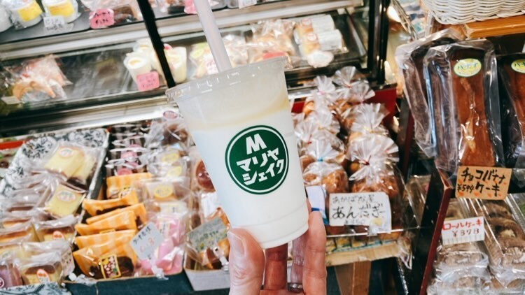 「石垣港離島ターミナル」で販売しているマリヤシェイク。ブルーシールアイスや各種お弁当や軽食も販売 / 6