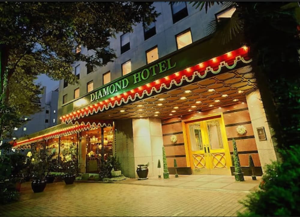 施設の正面 (日没後)