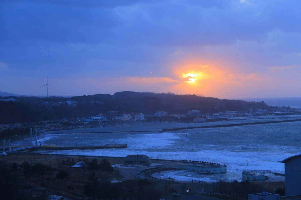 悪天候の中、つかの間の時だけ見えた夕陽。
