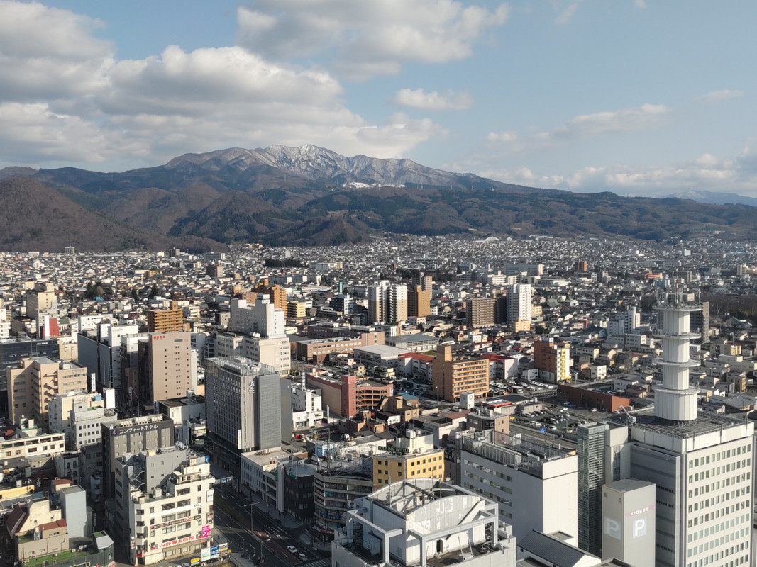 西側は高いビルも少ない。