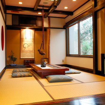 囲炉裏や掘りごたつ、テラス付きの広々とした客室4067839