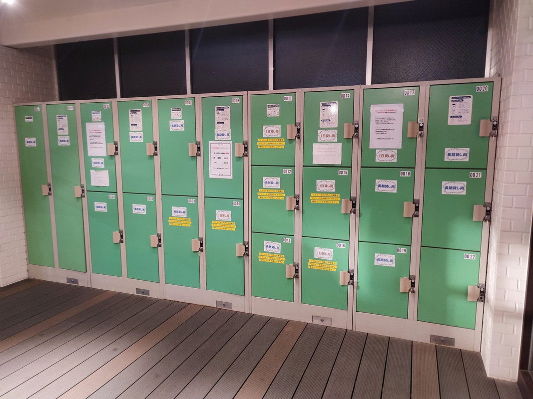 １階入口にコインロッカー