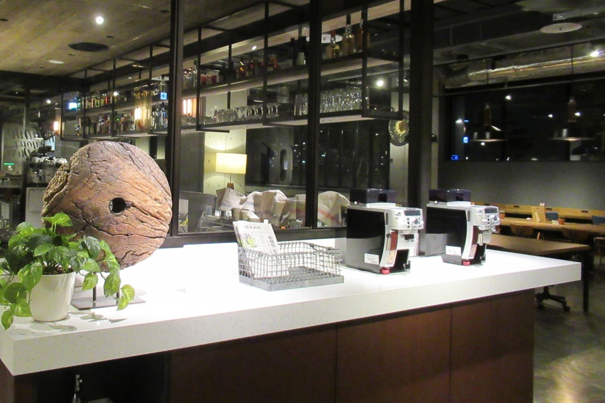 カフェの一角には新聞とコーヒーマシン