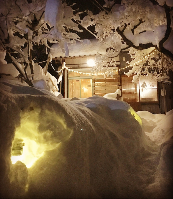 施設の正面 (日没後)