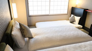 和洋室 ( 2シングルベッド+ 1 布団)