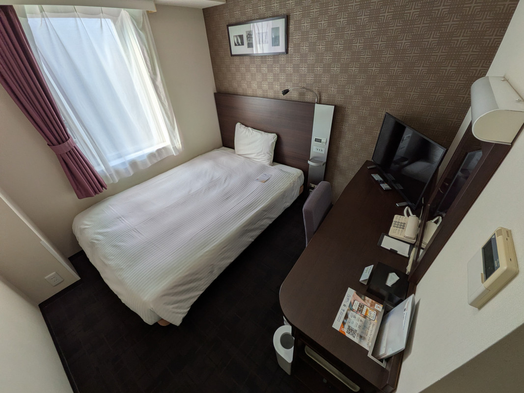 お部屋は狭いです