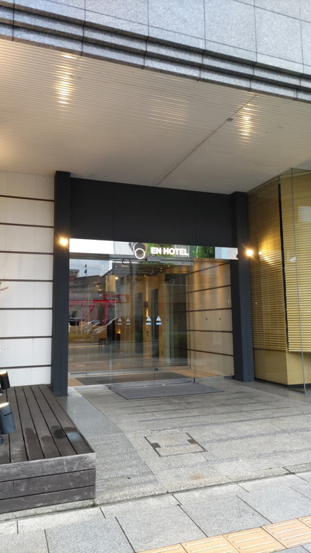 落ち着いた雰囲気のビルの外装