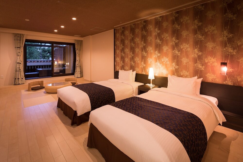 歌人・柿本野人麻呂が歌に詠んだ「慶野松原」に由来するリゾートホテル4262021