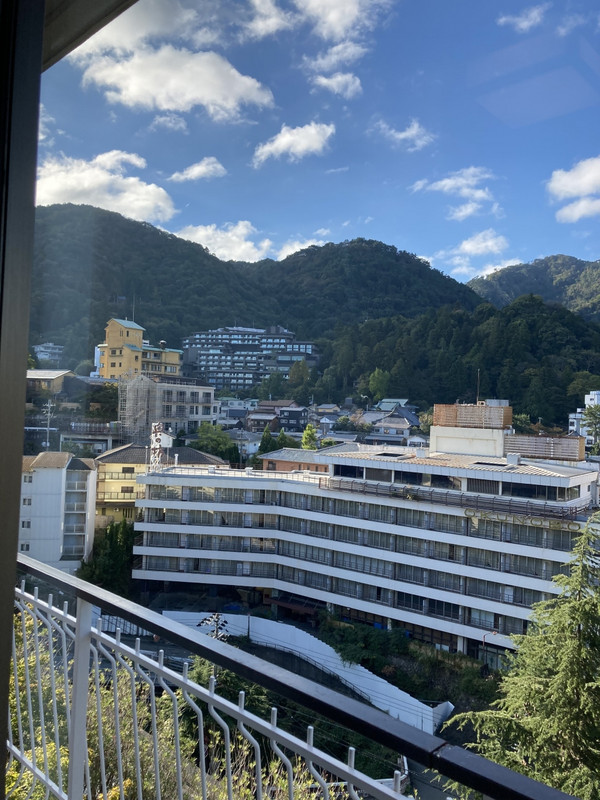 お部屋の窓からはありま3山見えます