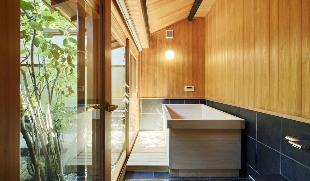 櫓屋 1階　檜半露天風呂 / 1