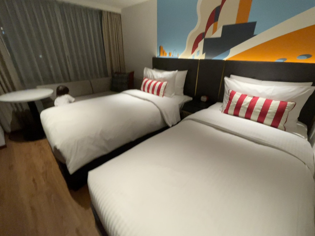 子どもはベッド奥のソファへ一直線でした