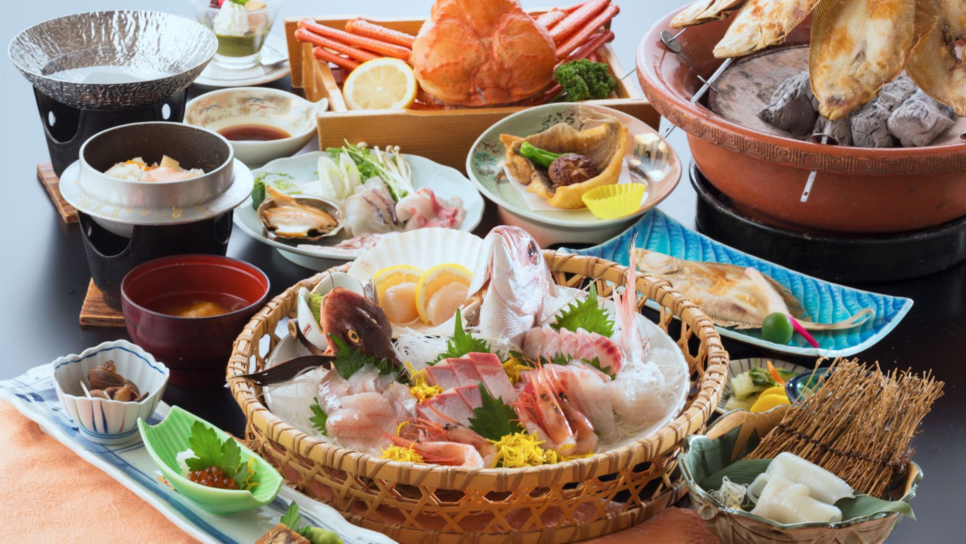 海に面した温泉宿で、目の前の漁港で揚がったばかりの海の幸を堪能3653916