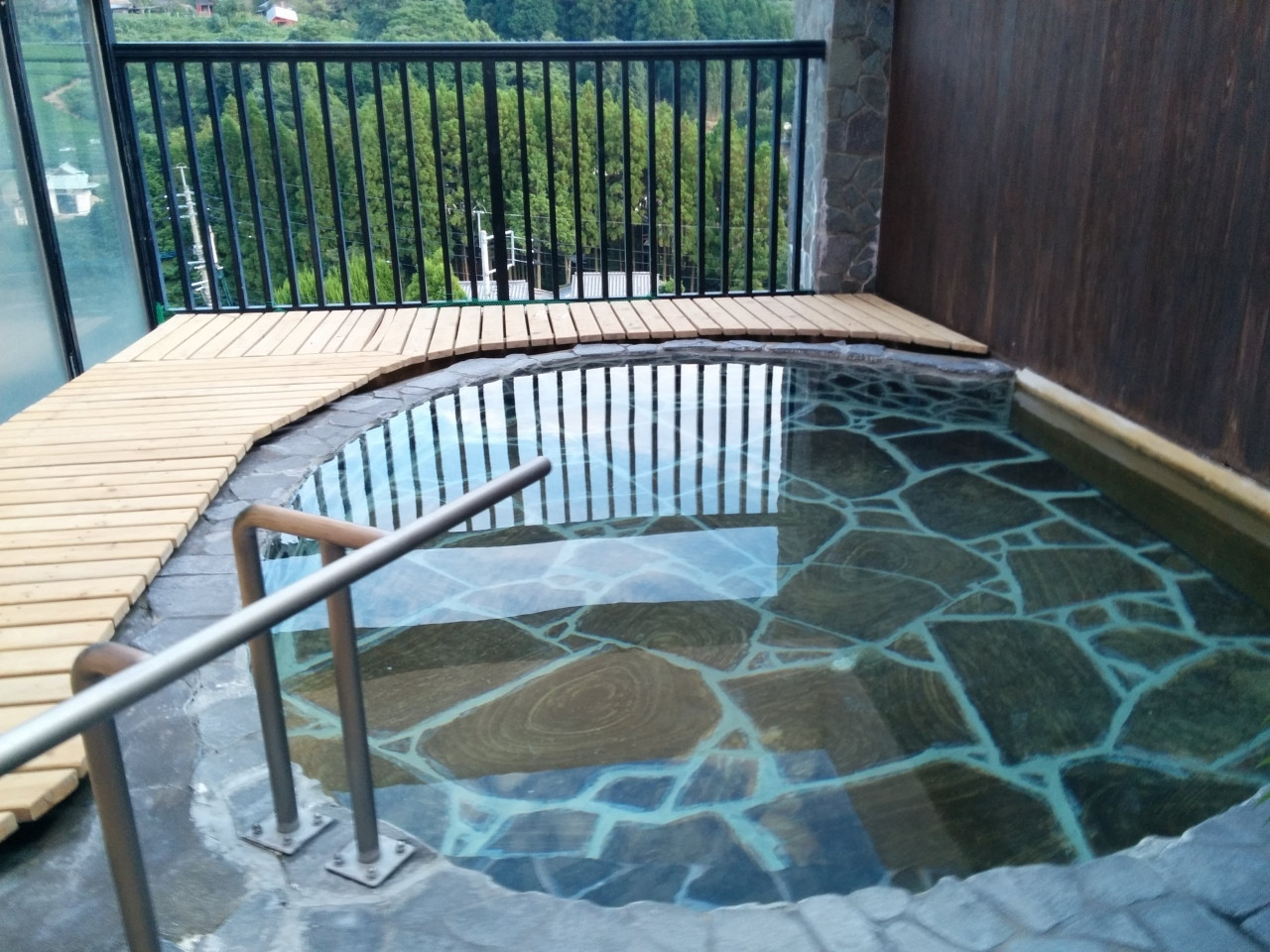 それぞれ個性の異なる眺望抜群の半露天風呂付客室！部屋食で夕食を楽しめる4005457