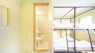 4 人部屋 専用バスルーム