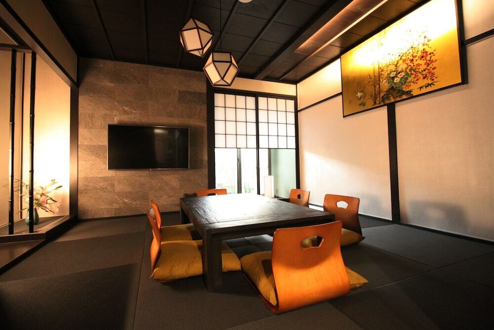 客室内のダイニングエリア