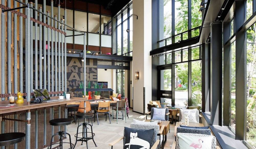 チェックアウトまで
ラウンジでくつろぐ / 2