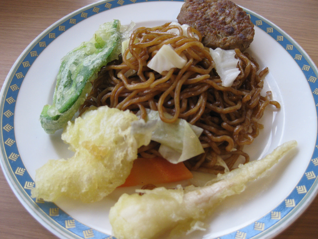 夕食　焼きそばがあるのはうれしい