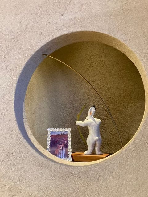 床の間には花とうさぎの置物が。部屋ごとに違うそうで他も見たくなりました。