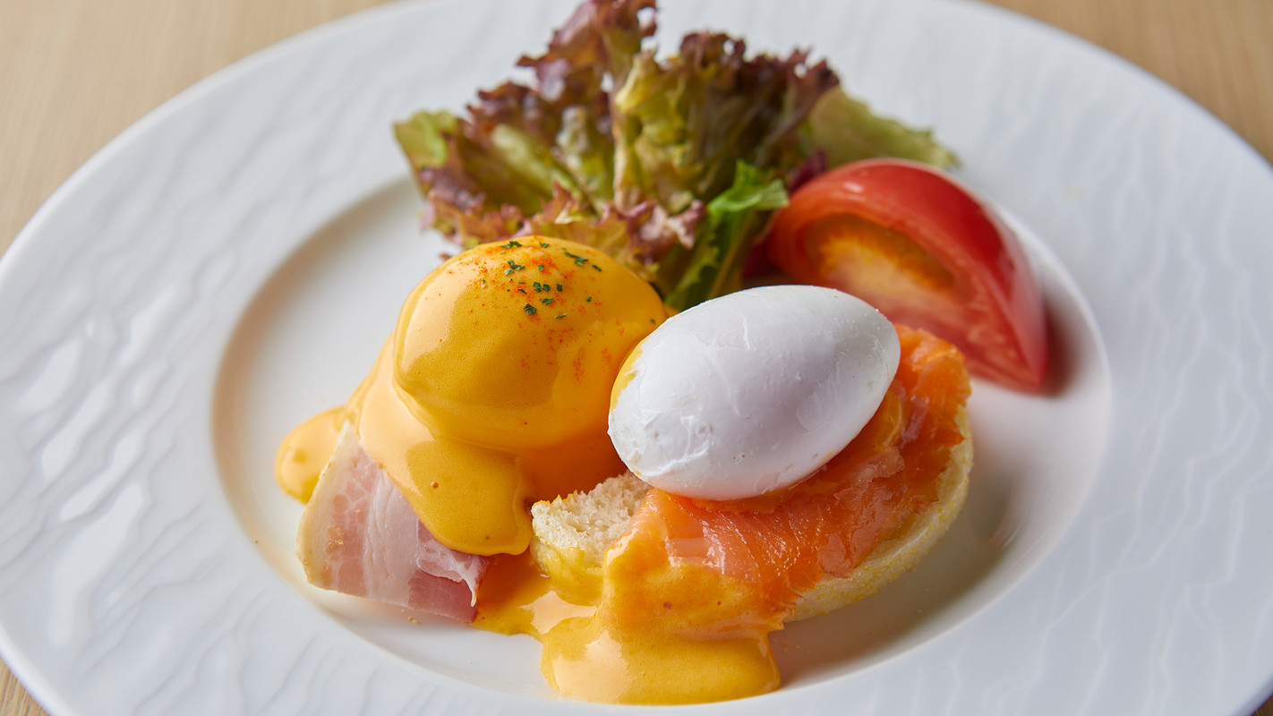 朝食メニュー「エッグベネディクト」