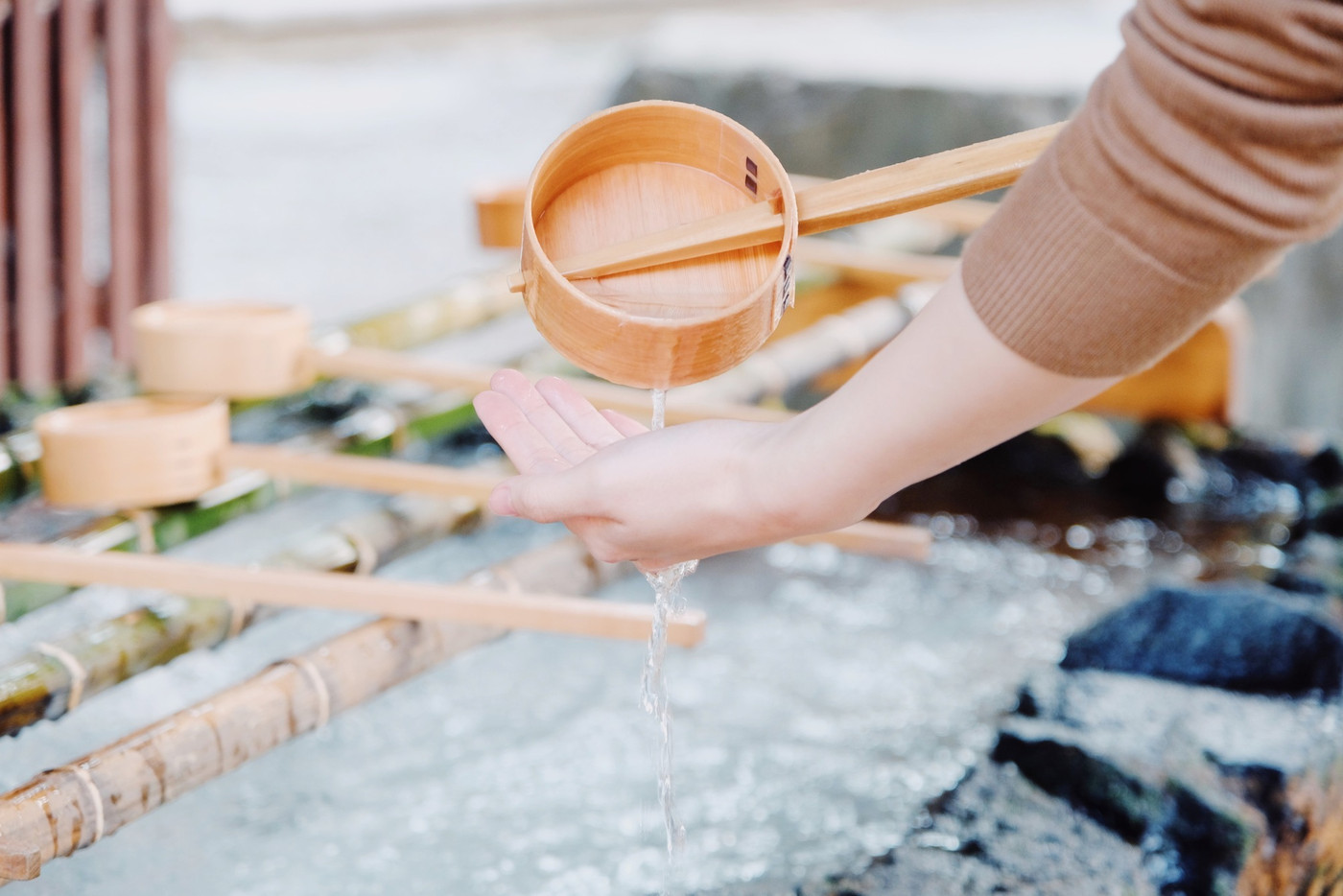 手水舎 女性の手