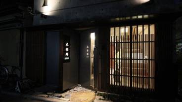 施設の正面 (日没後) / 1