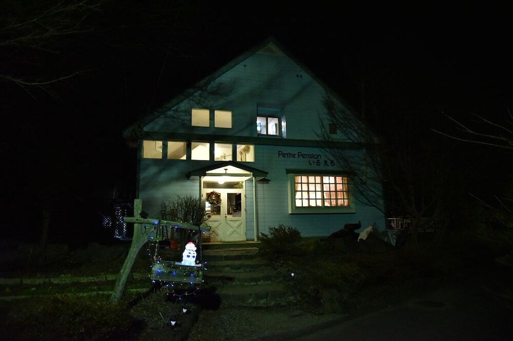 施設の正面 (日没後)