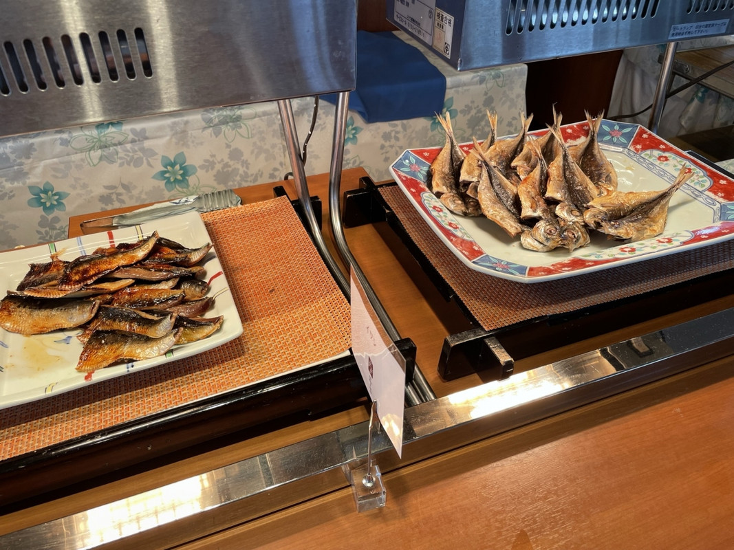 朝食には干物も