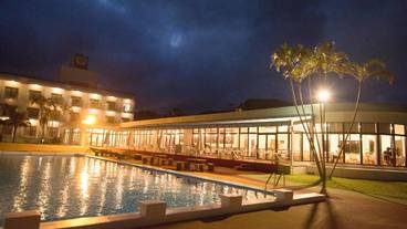 施設の正面 (日没後) / 3