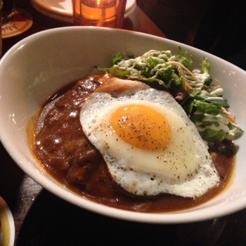 「アロハテーブル 代官山フォレスト」料理 1160823 ロコモコ丼。
千円くらいですね。
タパスとか、いろいろつまめるメニューもありました。場所が場所なので、ドリンクの価格もけっこうしてましたね。