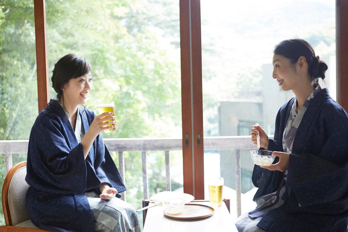 旅館でビールを飲む女性