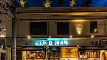 施設の正面 (日没後) / 3