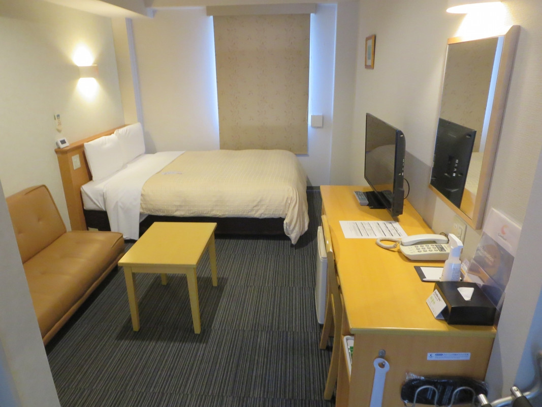 部屋は広くダブルベッドと長ソファ－があります。