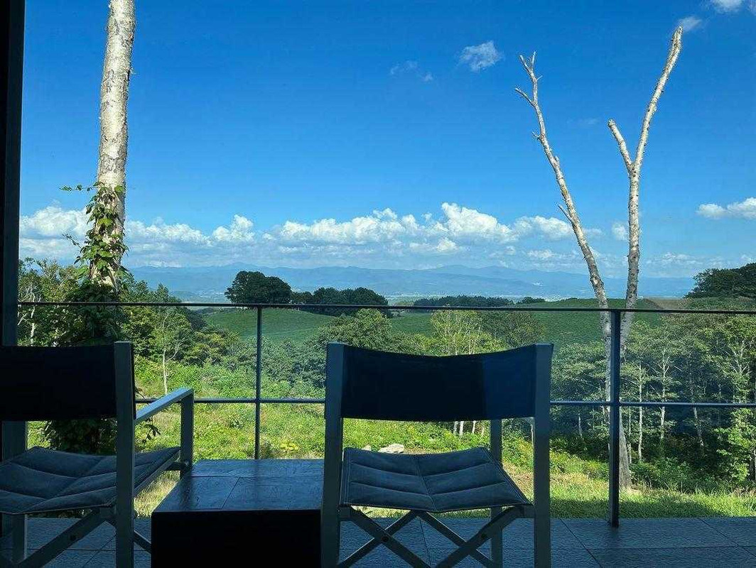 開放感たっぷりの客室テラス。夏は緑がまぶしく、秋には紅葉、冬は一面の銀世界を楽しめる / 1